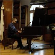 Estudiante avanzado de piano, coposición y dirección de orquesta, actualmente ejerciendo como tal, ofrece clases de música